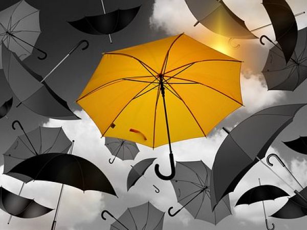 parapluie jaune et gris symbolisant l'aide qu'apporte la gestion stratégique d'entreprise de Zèbre stratégie